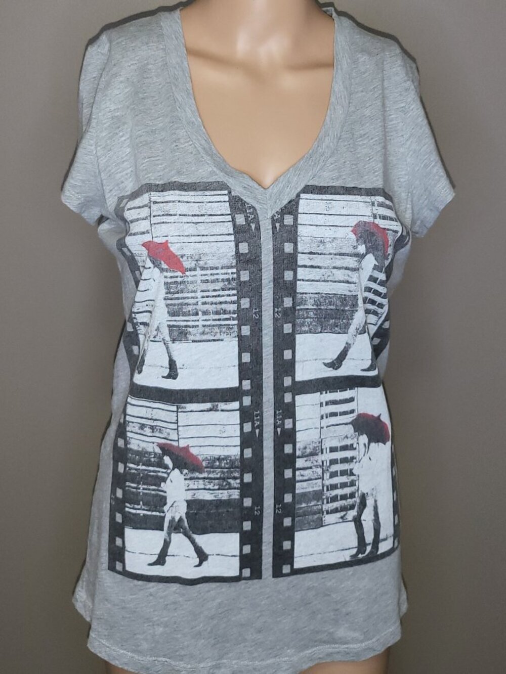 Charlotte Russe Gray Red Umbrella Graphic V-Neck T-Shirt LG Cotton Photo Print
